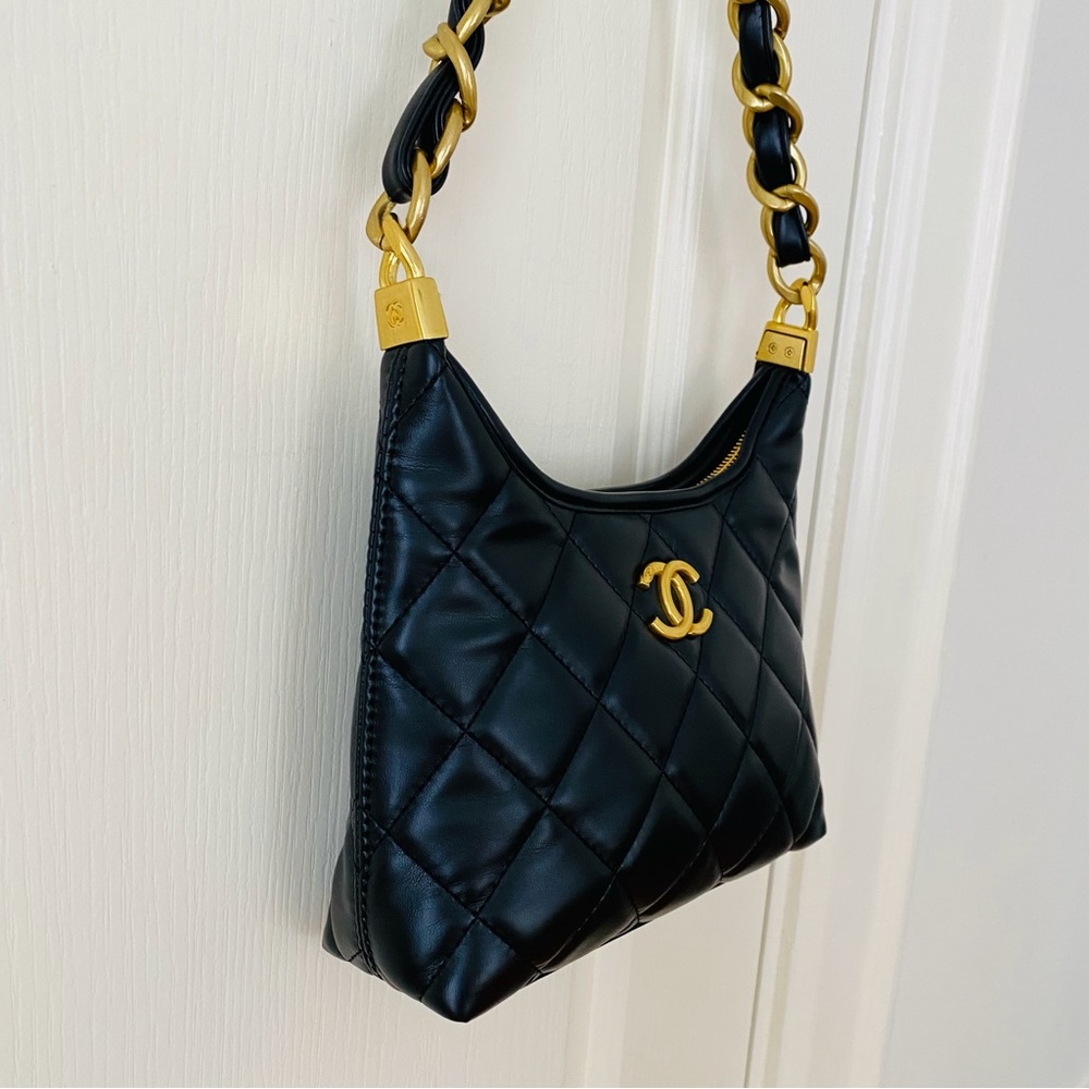 New in Box Chanel Makeup GWP Black Quilted Faux Leather 24A Hobo Shoulder Bag - Picture 3 of 13